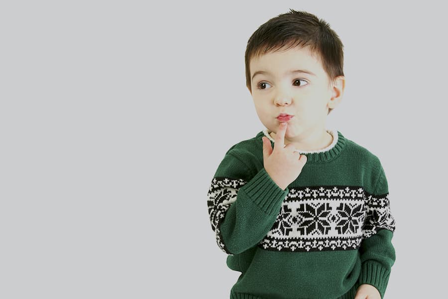 Bébé portant un pull tricoté vert à encolure ronde