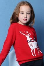Pull Noël enfant tricoté renne rouge - Porté