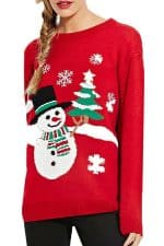 Sweatshirt femme rouge avec un bonhomme de neige et des sapins de noël - Porté