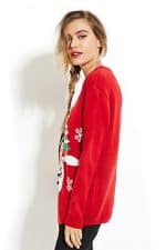 Sweatshirt femme rouge avec un bonhomme de neige et des sapins de noël - vue de coté