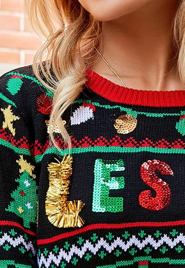 pull arbre de noel guirlande vue de pres