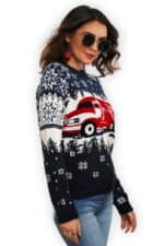 pull noel camion rouge happy femme vue de cote