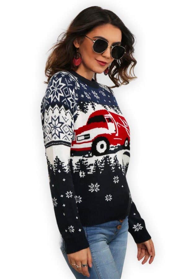 pull noel camion rouge happy femme vue de cote