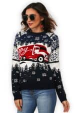 pull noel camion rouge happy femme vue de face