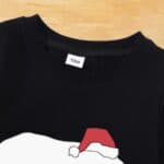 Pull Noir Famille Ours Polaire & Bonnet de Noël Vue du col