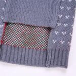 Pull de Noël pour chien gris lutin du père Noël vert vue detaillée