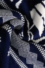 pull enfant bleu renne vue de pres