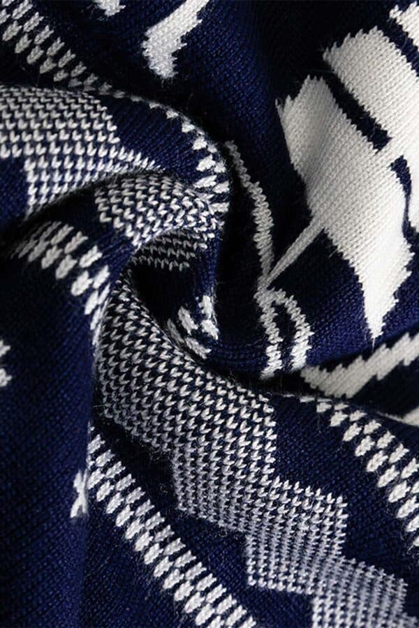 pull enfant bleu renne vue de pres