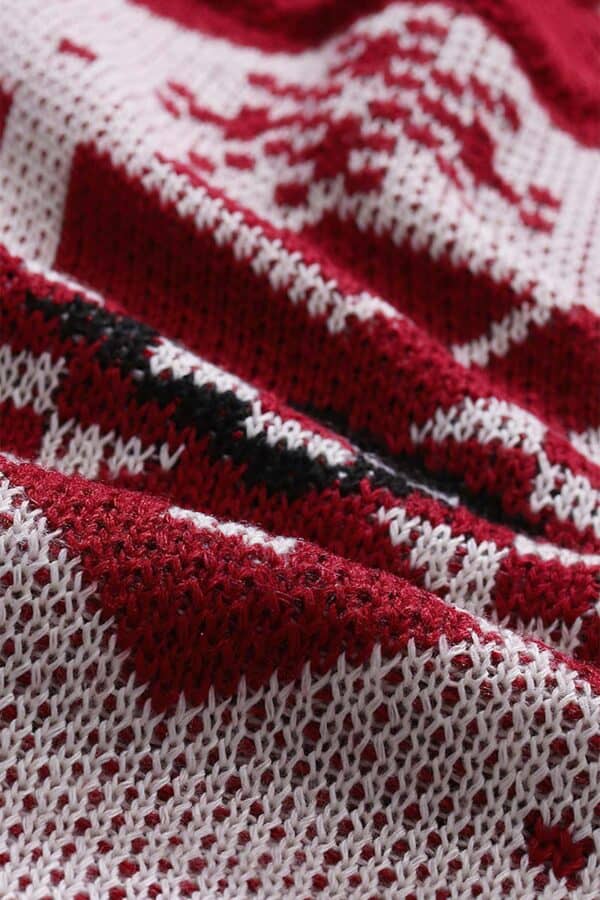 pull homme rouge noel vue de pres