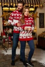 pull noel col roule rouge blanc couple vue de loin